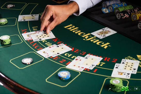 Chiến thuật Blackjack Fun88 với tổng điểm có lá Át