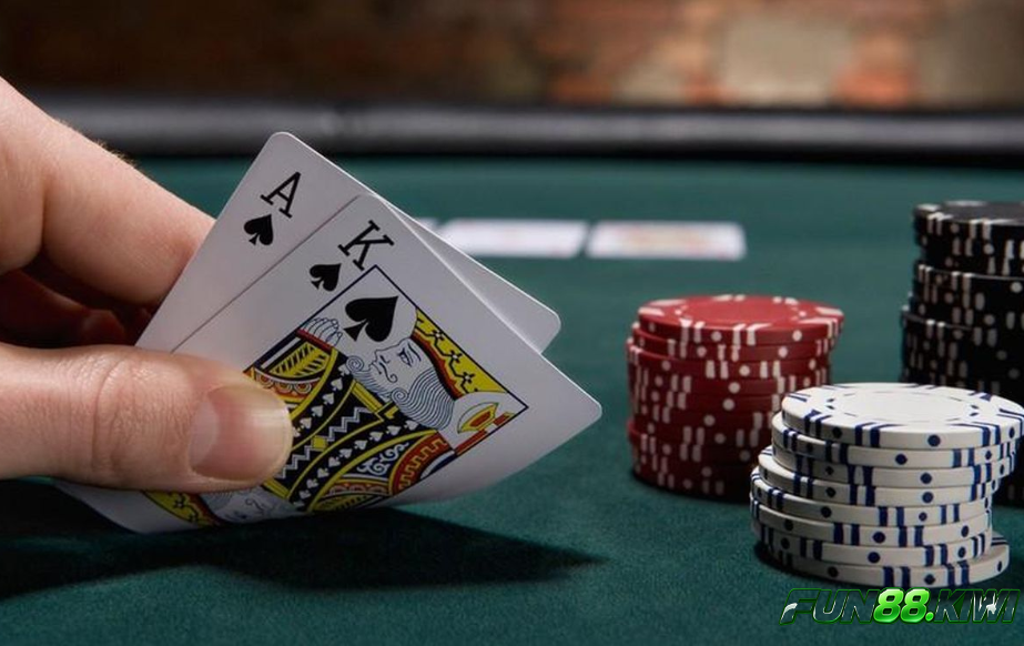 Các tay bài poker có thứ hạng cụ thể như thế nào?